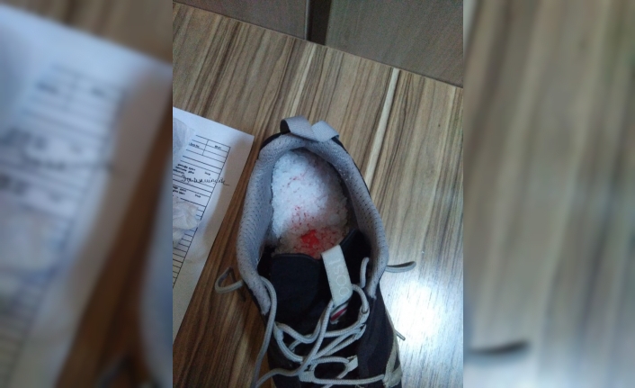 Bursa’da satmak için ayakkabısının içine sakladığı uyuşturucu ayağına batınca polisin
