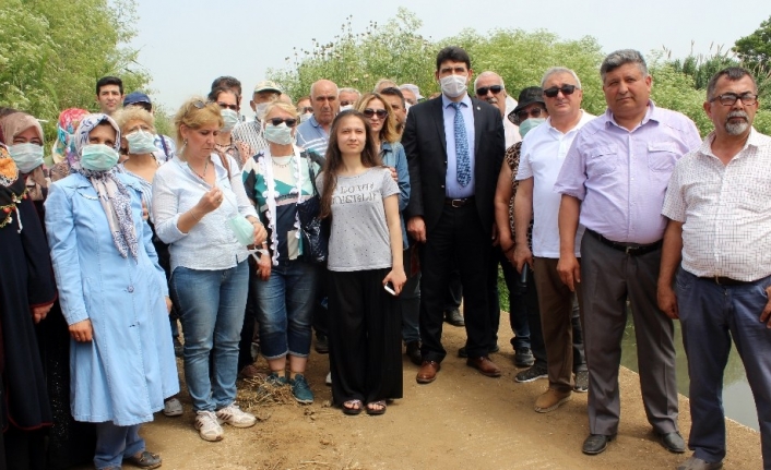 Balıkesir’in Bandırma ilçesine bağlı Doğruca Mahallesinin kenarından geçen derenin kokusuna