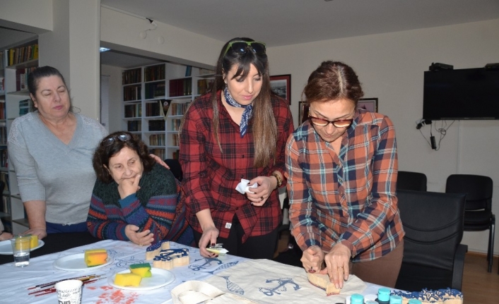 Balıkesir’de kadınlar geleneksel tahta baskı ile pazar çantalarını kendileri hazırlıyor.Balıkesirli