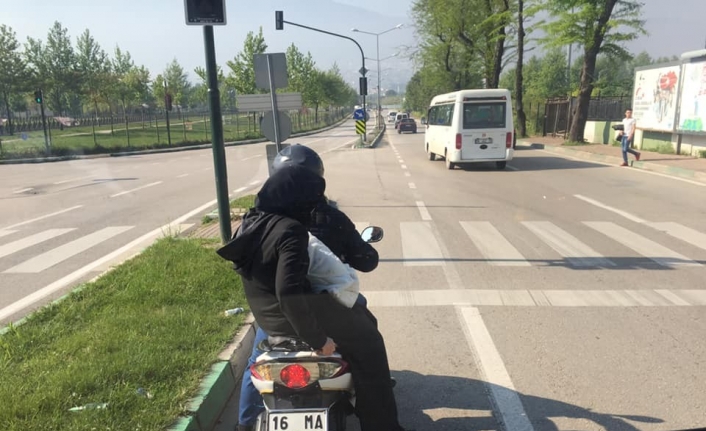 Bursa’da trafikte ilerleyen çiftin görüntüsü "bu kadar da sorumsuzluk olmaz"