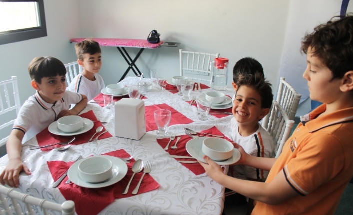  İzmir’de Bir Okulda ‘protokol’ Dersi Adı Altında Kız Ve