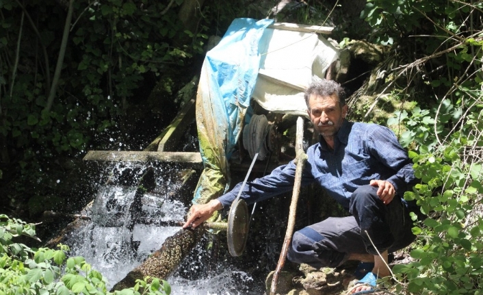 Bursa’da köyde eşiyle birlikte yaşayan bir çoban, elektrik parası ödemekten