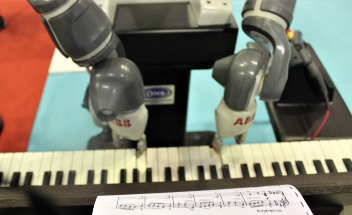 Bursa’da düzenlenen bilim şenliğinde sergilenen robot usta müzisyenleri aratmayacak şekilde