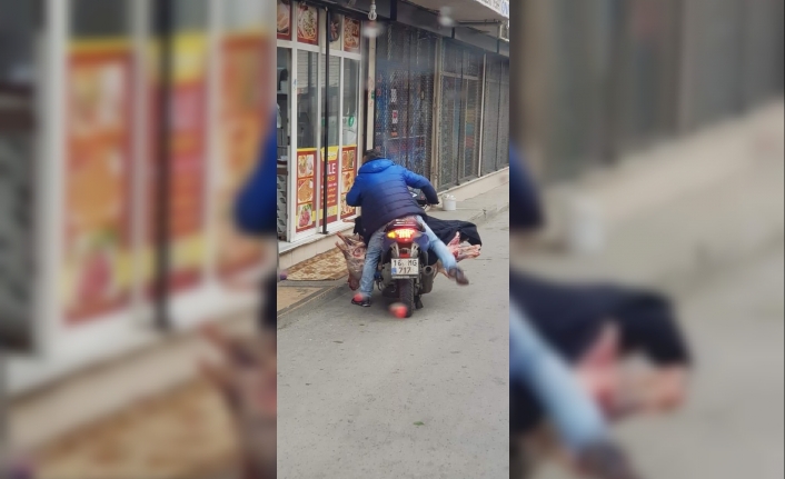 Bursa’da sorumsuz bir kişinin motosikletin üzerinde sağlıksız şekilde taşıdığı et