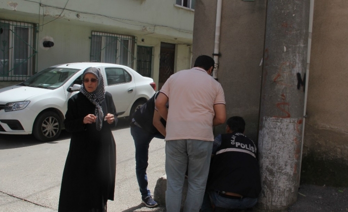 Bursa’da diş hastanesinden evine giden anne ve kızı sokak ortasında