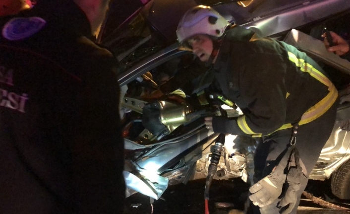 Bursa’da, aniden önüne çıkan otomobile çarpmamak için direksiyonu kıran araca,