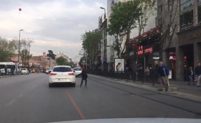 Bursa’da patenci ve kaykaycı gençlerin trafikteki ölüm oyunu kameralara anbean