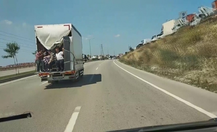  Bursa’da Eşyalarını Taşımak İsteyen Bir Grubun, Kamyon Kasasında Yaptıkları