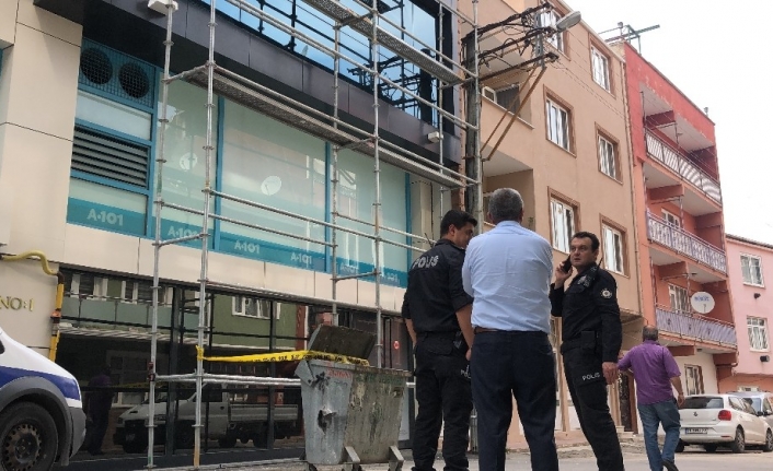 Bursa’da apartmanın camlarını silmek için inşaat iskelesine çıkan işçi 4