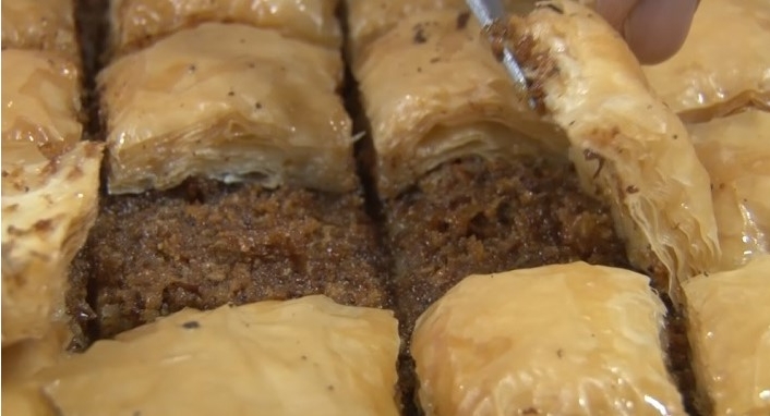 Bursa’da kilosu 40 liranın altında satılan cevizli baklavalarda ekmek kırıntısı