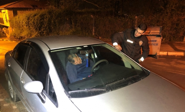 Bursa’da direksiyon başında sızıp kalan alkollü sürücü, kendisini uyandırmak ve