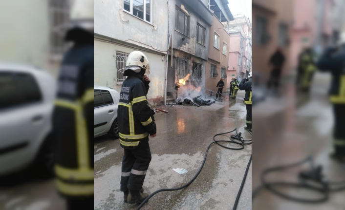 Bursa’da iki katlı evde çıkan yangın korku dolu anların yaşanmasına