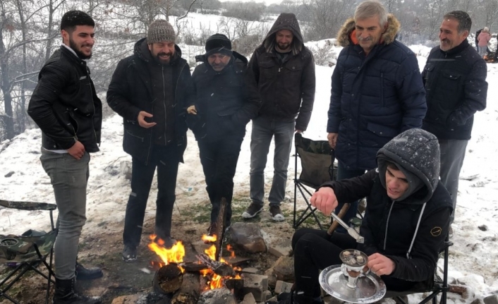 Kara hasret yaşayan binlerce Egeli, kar hasretini Balıkesir’in Sındırgı ilçesinde