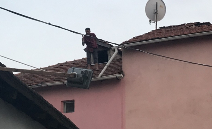  Bursa’da Elinde Baltayla Evinin Çatisina Çikan Şahis, Dengesini Kaybederek
