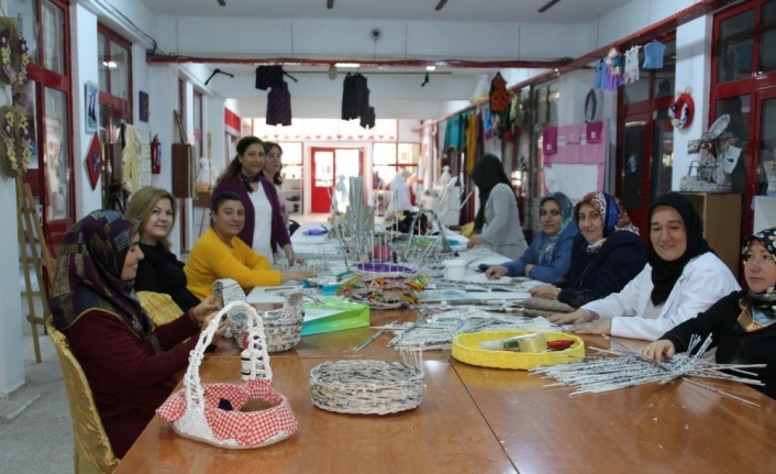  Sındırgı’lı Bayanlar Atık Gazeteleri Kullanıma Kazandırıyor
