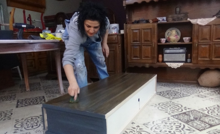 Almanya’da hobi olarak başladığı boyama, eskitme ve eski objeleri yenileme