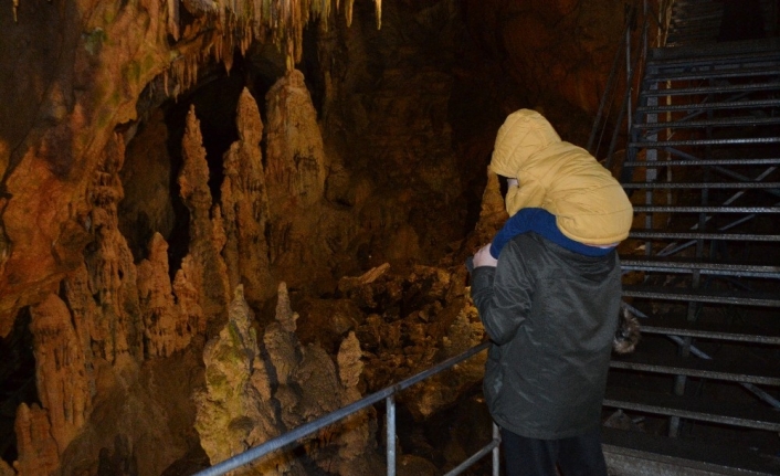  Bursa'nın İnegöl İlçesindeki Oylat Mağarası, Bölgeye Gelen Turistlerin Uğrak