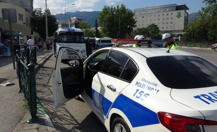  Bursa’da Trafik Polisleri Belli Noktalarda Kurdukları Uygulama Noktalarında Kapısı