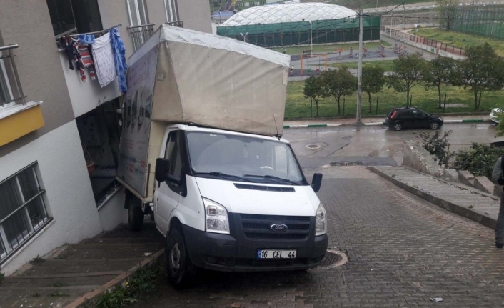 Bursa’da yokuş yukarı çıkarken geri kayan yük dolu kamyonet bir