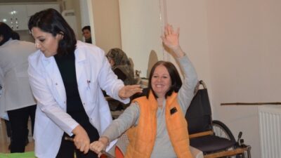 Balıkesir Alzheimer Hastalarını Destekleme Derneğinde gönüllü olarak görev yapan Fizyoterapist