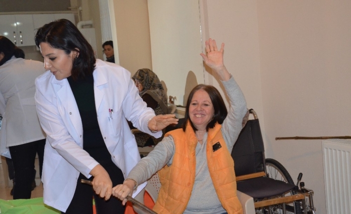 Balıkesir Alzheimer Hastalarını Destekleme Derneğinde gönüllü olarak görev yapan Fizyoterapist
