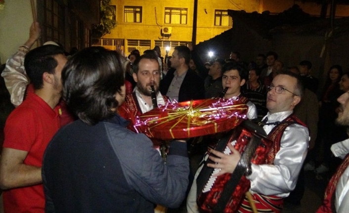 Bursa’da, Bursa Folklor Eğitim Merkezi (BURFEM) üyesi gençlerden oluşan folklor