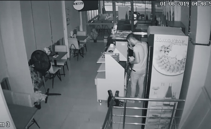 Hırsız Çiğ Köfteyi Dürüm Yaparak Yedi, Bir Yandan Da Soyguna