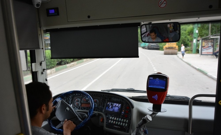 Bursa’da özel halk otobüsüne binen yaşlı adam kalp krizi geçirdi.
