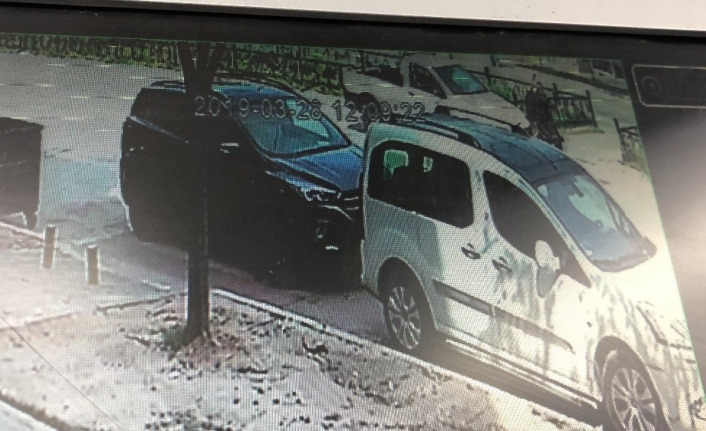 Bursa’da yolun karşısına geçmek isteyen kadına yaya geçidinde araç çarptı.