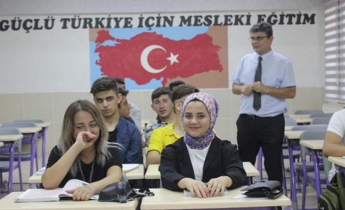  Haftada Bir Gün Okula Gidip Lise Mezunu Oluyorlar