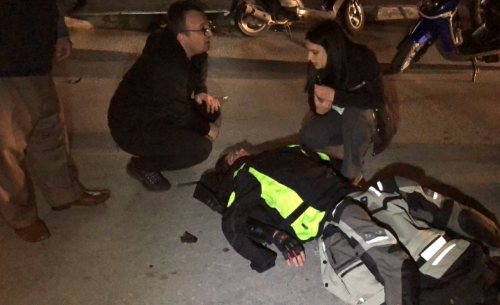 Ters şeride geçmek isteyen kamyon sürücüsü, yanında seyreden motosikletliye çarptı.