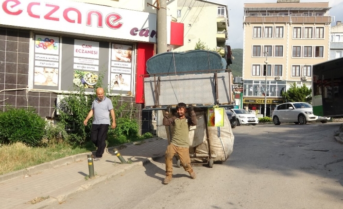 60 Kiloluk Bedeniyle Öyle Bir Yükün Altına Girdi Ki Görenler
