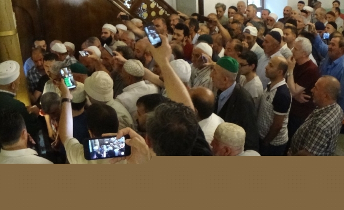 Ramazan ayında Bursa’nın İnegöl İlçesinde İshakpaşa Camisi’nde bulunan Sakal-ı Şerif,