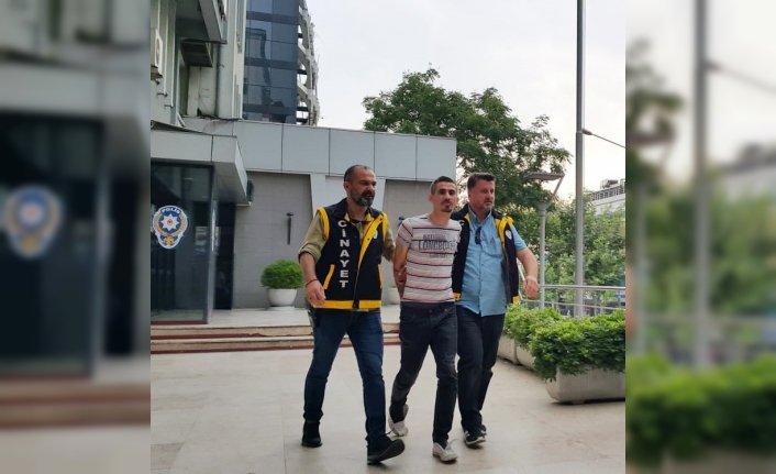 Bursa’da kendisinden ayrılmak isteyen ve eve eşyalarını almaya gelen karısını