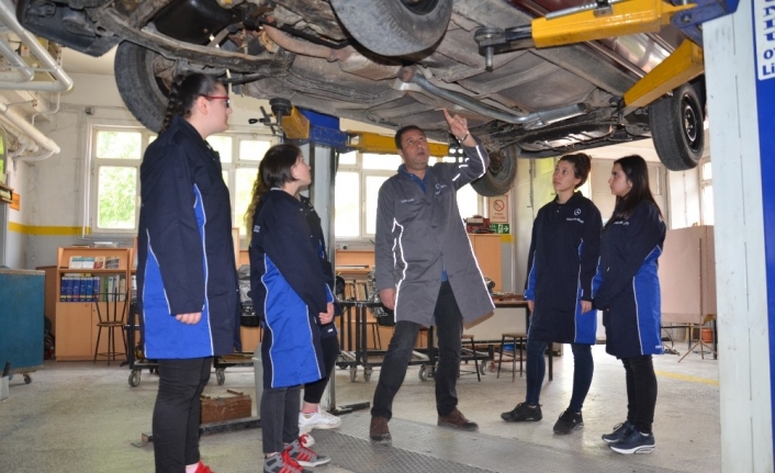 Balıkesir Mimar Sinan Mesleki ve Teknik Anadolu Lisesi motor bölümünde