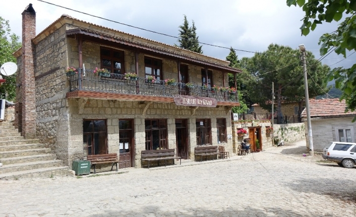 Kazdağlarının eteğinde taş binaları ile yerli yabancı turistlerin uğrak yeri