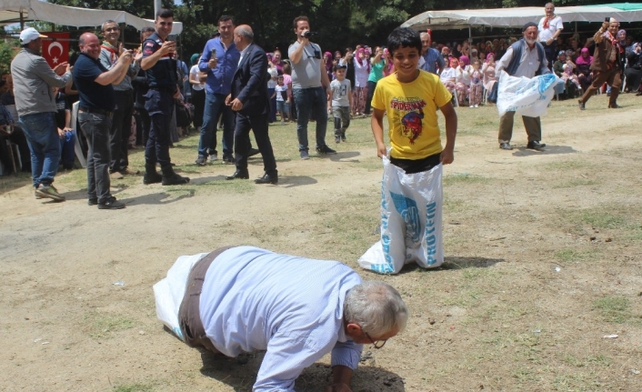  Deve Ve Kaplumbağa Kılığına Girerek Yüzlerce Yıllık Geleneklerini Yaşattılar