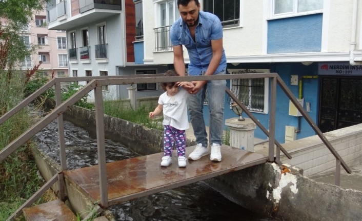  Evlerinin Önünden Geçen Su Kanalı Mahalleliyi İsyan Ettirdi Mahalleli