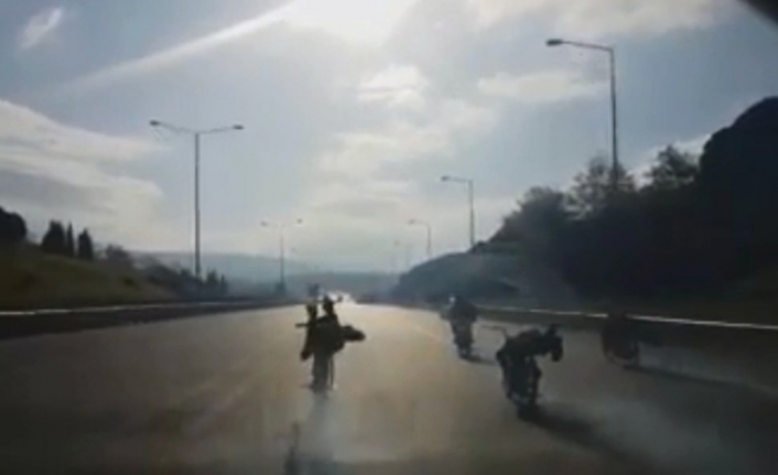 Bursa’da otobanda motosikletin üzerine yatarak yarış yapan dört sürücü, yürekleri