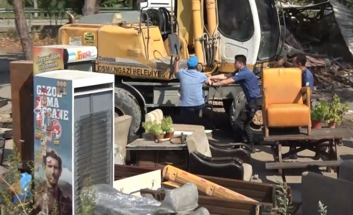 Bursa’da Yıkılan Dolmuş Durağında Tuvalet Yüzünden Şoför Ve Zabıtalar Arasında