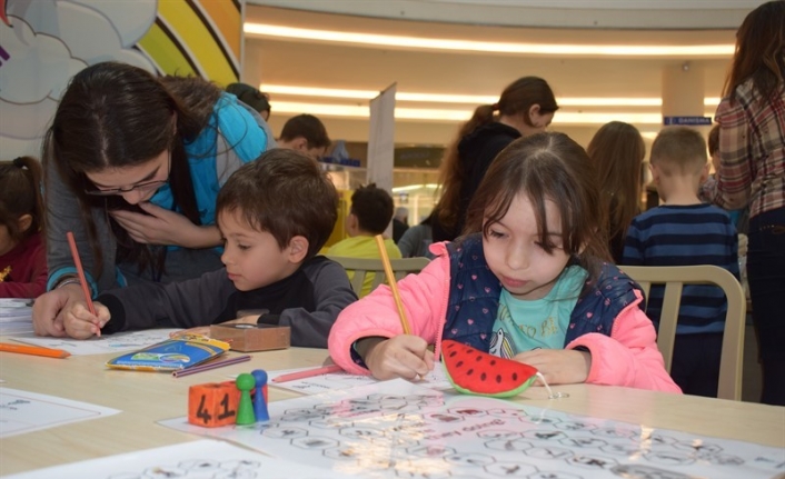 Bursa’da, Tekfest Bilim Festivali’nde minikler hem eğlendi, hem de kabiliyetlerini