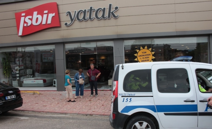  Yatak Dükkanına Müşteri Yerine Otomobil Girdi