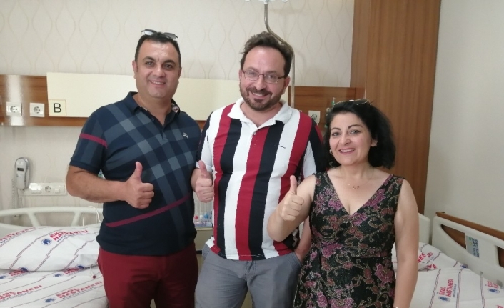  Avustralya’da Yaşayan Amerikalı Dr. Daniel Galdau (ortada), Morbit Obez