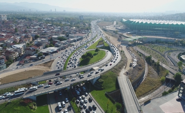  Bursa'da Okulların İlk Gününde Çocuklarini Kendi Özel Araçlarıyla Okula