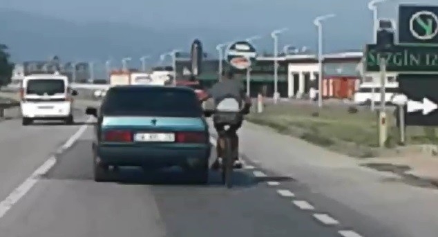  Bursa'da Otomobile Tutunarak Onunla Aynı Hızda Seyahat Etmeye Çalişan