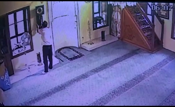 Bursa’da Bir Şahis Namaz Kılma Bahanesiyle Girdiği Camideki 100