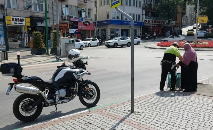  Örnek Polis Yaşlı Kadını Hem Karşıdan Karşıya Geçirdi, Hem