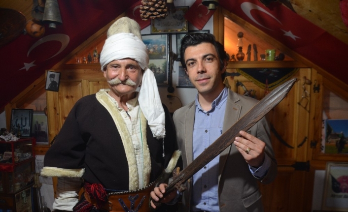 Bursa’da ömrünü 700 yıldır oynanan kılıç kalkan oyununa adayan sanatçı,