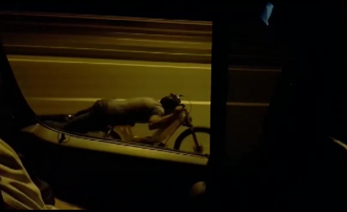  Gece Otobanda Farsız Motosikleti Yatarak Kullandı