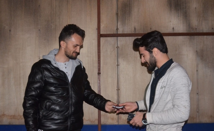 Cüzdanını düşüren vatandaşı sosyal medya üzerinden bulan otobüs şoförü, içerisinde